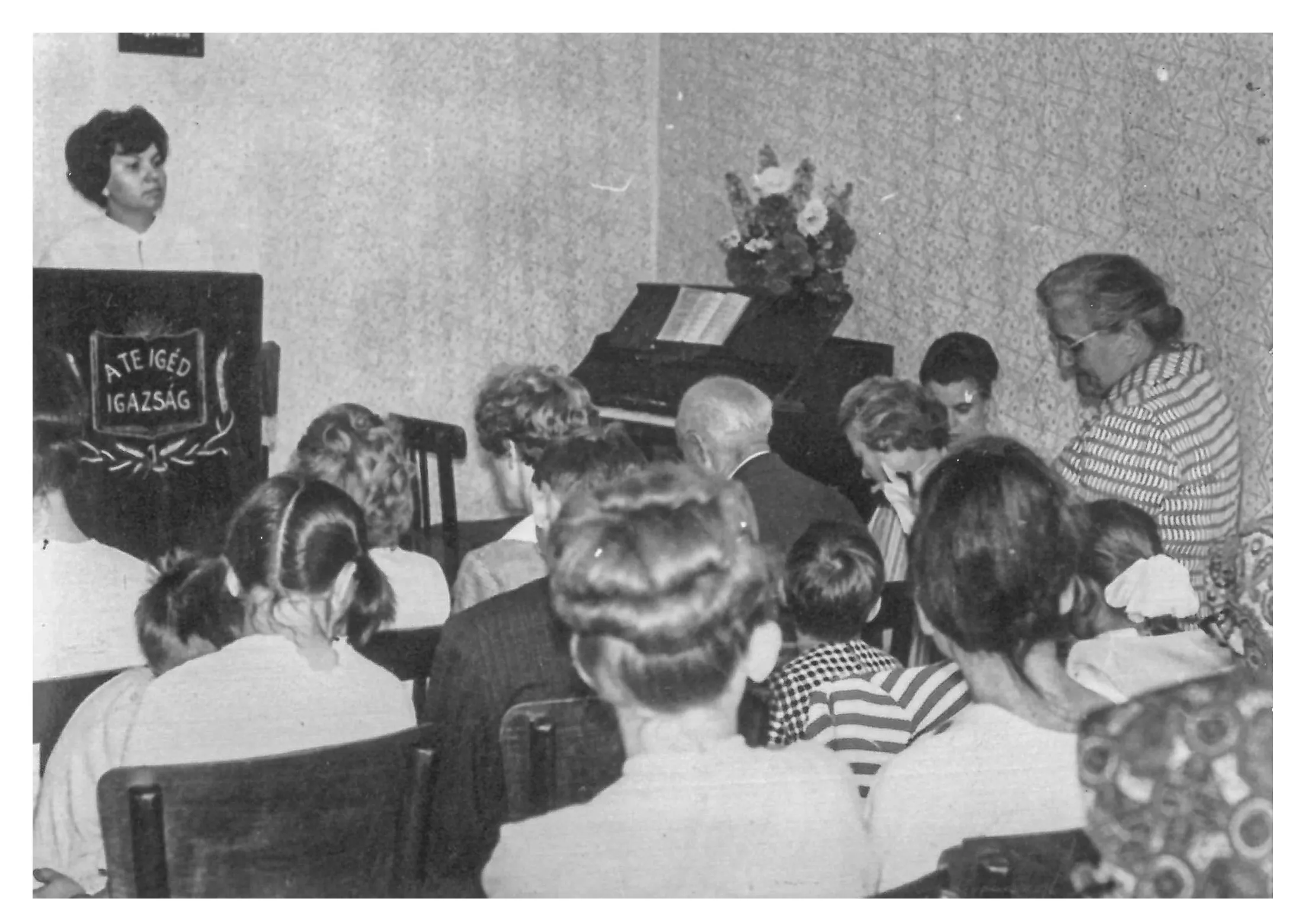 010 1966.10.23 Eszék ifjúsága a B ben Géber Károlynél áll