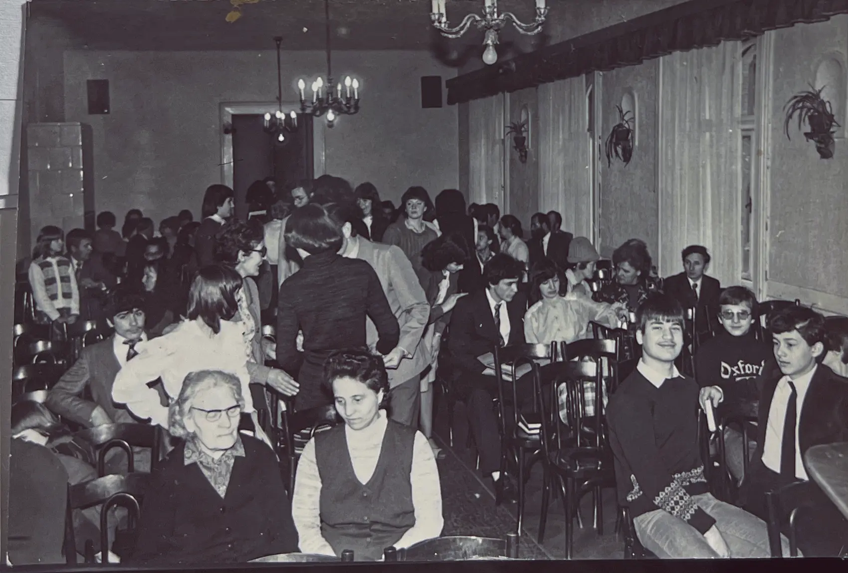 030 S.László,KoósJánosné,PappZsolt,BáthoriSányi,SimonAttila,TarjányiEnikő(hátulközépe)Ifjusági alkalmak 1974 2001